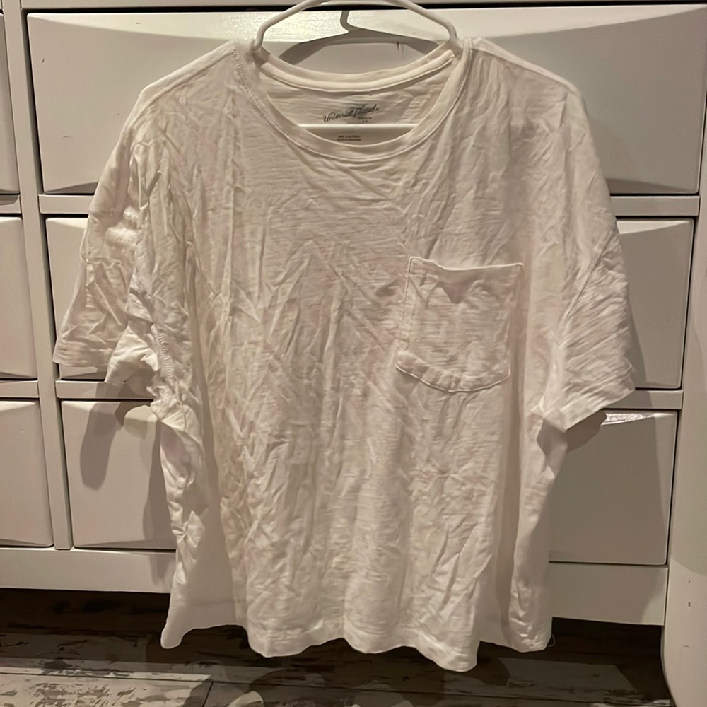 Women’s White Tshirt With Breast Pocket.